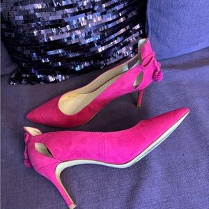 Nine West Pink High 3” Suede Heeled‎ Pumps Size 6.5 with cute embellishment
